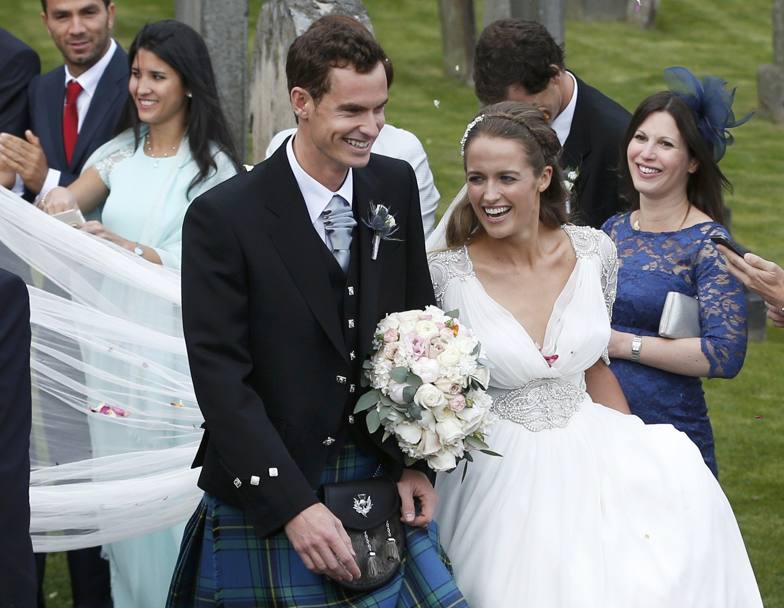 Il s in gonna. Lo scozzese Andy Murray e la storica fidanzata Kim Sears si sono sposati sabato a Dunblane (Action Images)